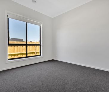 Stylish and Modern Home - Photo 5