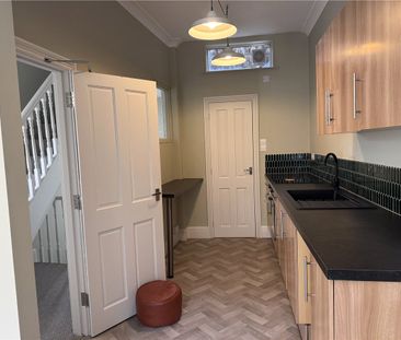 A charming Georgian apartment over three floors on London Street, B... - Photo 2