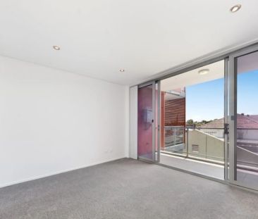 Modern & Bright Split Level Unit in the Heart of Penshurst - Photo 1