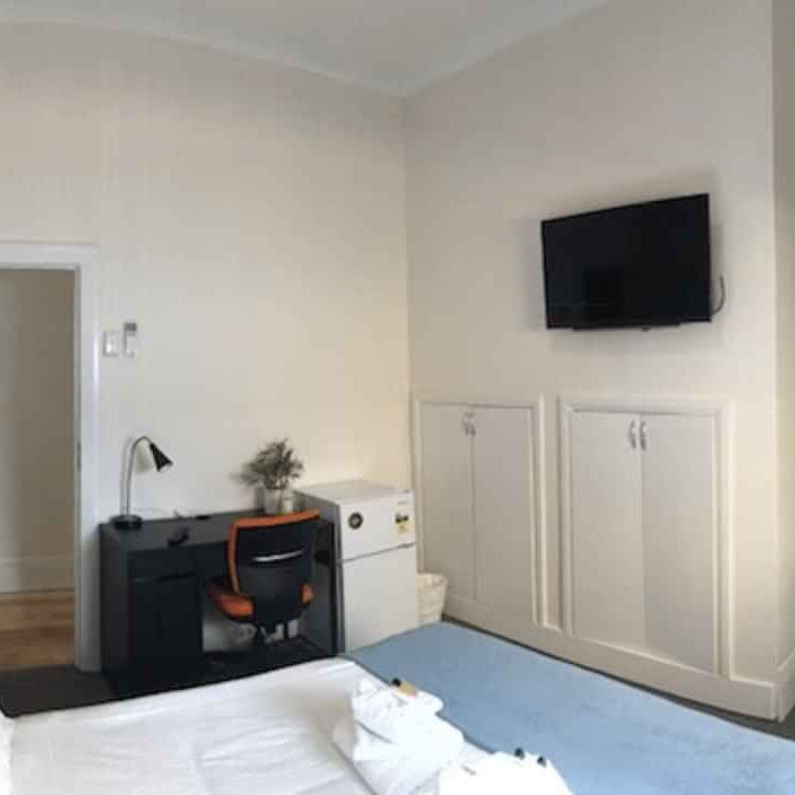 Room 7 (Ensuite) - Photo 1