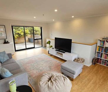 NEW sunny and warm, 3 bedroom modern living - Photo 2