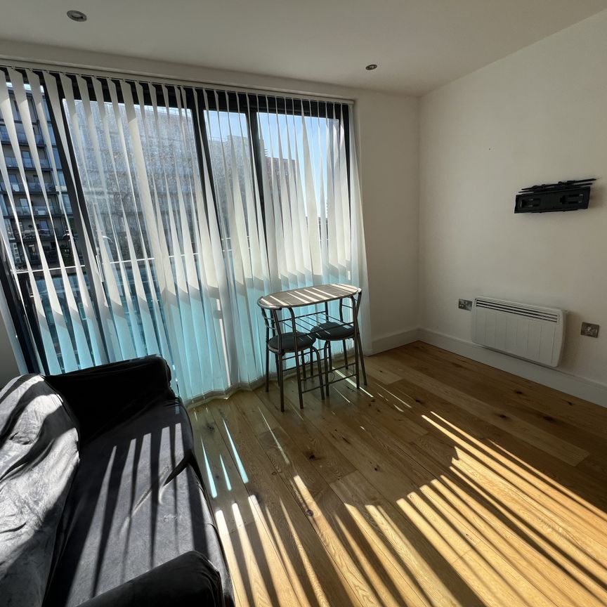 £1250.00 pcm , 21, Trident House, Hayes, UB3 4FP Bright , Well Presented One bed / Studio with car park facilities just in front of Hayes & Harlington Rail Station - Photo 1
