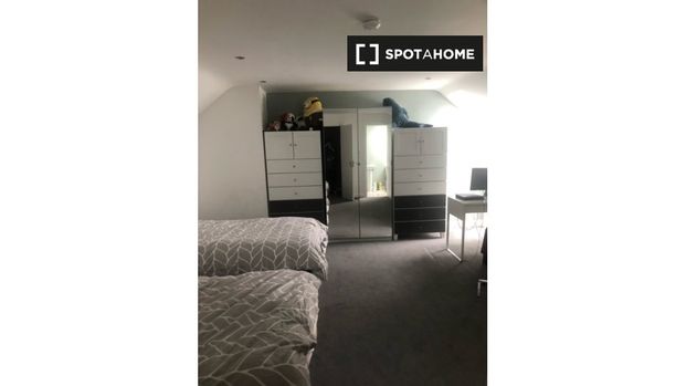 Ensuite room to rent in 5-bedroom houseshare in Bray, Dublin - Photo 1