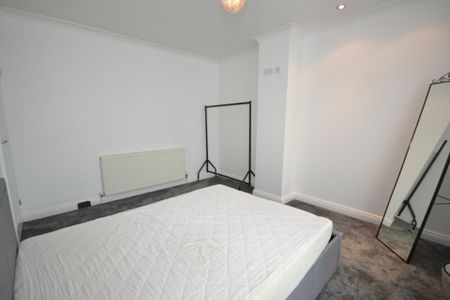 Salisbury Avenue, Styvechale, Coventry, West Midlands, CV3 5DB - Photo 5