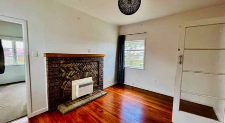 Newly Renovated 3-Bedroom Home with Spacious Y... - Photo 4