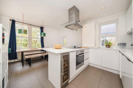 3 bedroom flat to rent - Photo 4