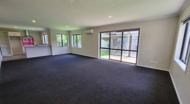 Modern three bedroom home - Photo 1