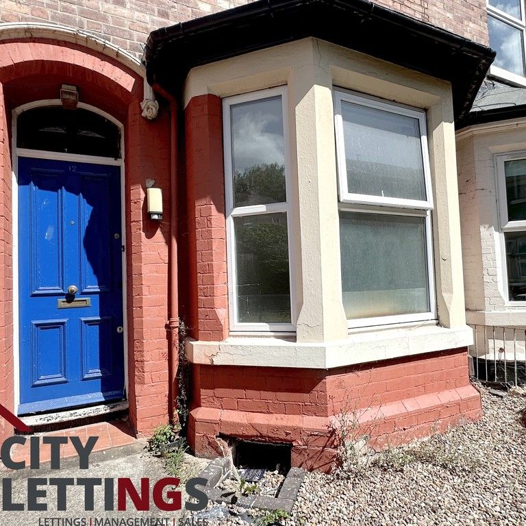 4 Bedroom Mid Terraced House - Photo 1