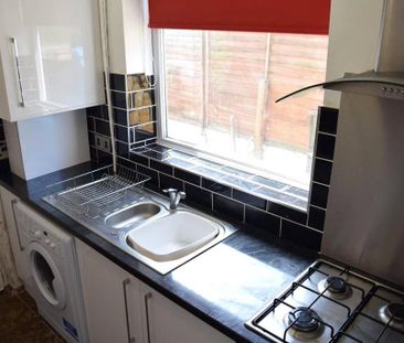 4 bedroom semi-detached house to rent - Photo 4