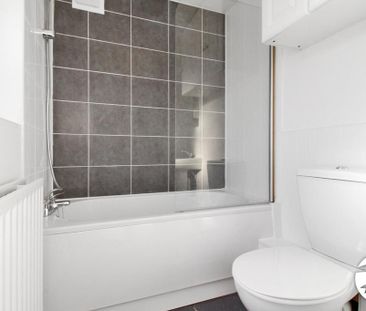 2 bedroom end of terrace house to rent - Photo 2