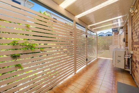 LOW-MAINTENANCE COORPAROO UNIT IN PRIME LOCATION - Photo 2