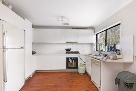 8 Dubbo Street, Quakers Hill NSW 2763 - House For Rent | Domain - Photo 2