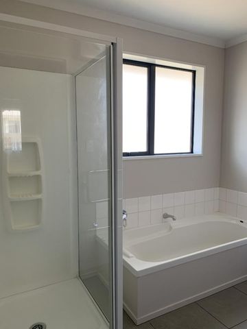 Lovely Modern 3 Bedroom Home - Photo 4