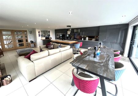 5 bedroom detached house to rent - Photo 4