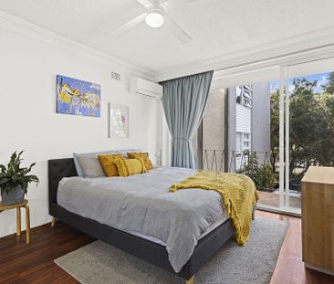 Stylish Beachside Living in a Cosmopolitan Location - Photo 3