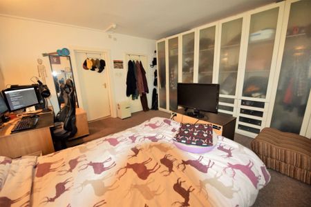 1 bedroom Flat in Hyde Park Terrace, Leeds - Photo 5