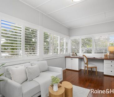 Charming Cottage Style Home! - Photo 6