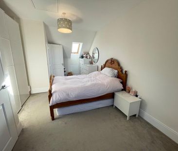 4 bedroom end of terrace house to rent - Photo 2