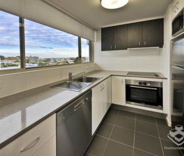 STUNNING RIVER & STORY BRIDGE VIEWS | 1 BEDROOM APARTMENT | NEW FARM - Photo 4