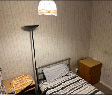 1 bedroom in a house share to rent - Photo 2