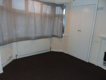 4 bedroom semi-detached house to rent - Photo 4