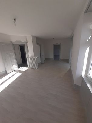 High ceiling and beautiful finishes - Photo 1