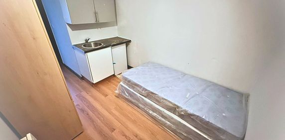 Studio Flat, Castillon Road, SE6 - Photo 2