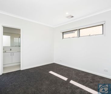 Modern & Bright Villa In Prime Location - Photo 3