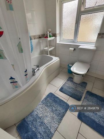 3 bedroom semi-detached house to rent - Photo 4