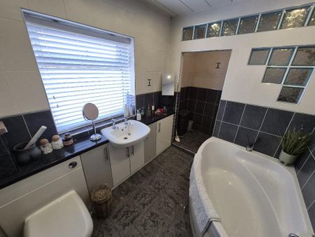 2 bedroom end of terrace house to rent - Photo 5