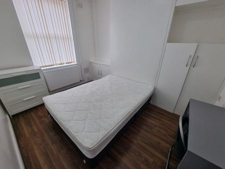 4 bedroom terraced house to rent - Photo 4