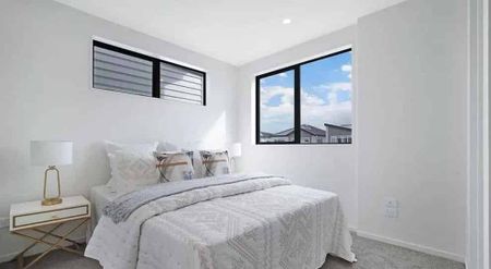 Spacious & Stylish - 4 Bedroom, 3 Bath Family Home in the He - Photo 2