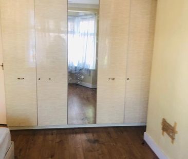 4 Bed Terraced House, Dersingham Avenue, E12 - Photo 6