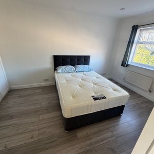 Room in a Shared Flat, Lee High Road, SE13 - Photo 2