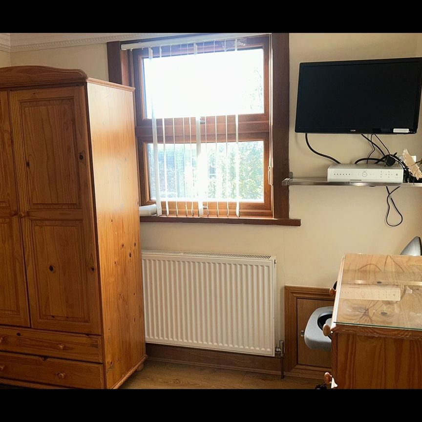 Studio Flat, Elm Road, E11 - Photo 1