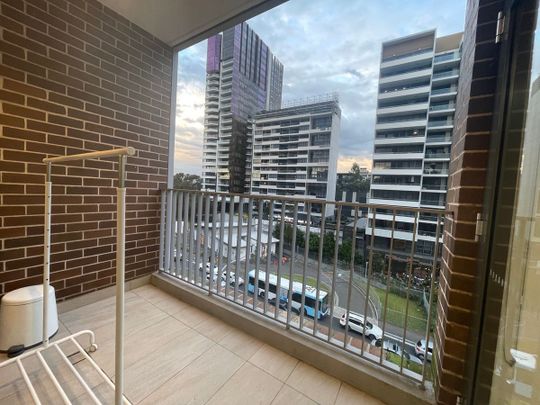 Modern Fully Furnished 1-Bedroom Plus Study Apartment in the Heart of Waterloo - Photo 1