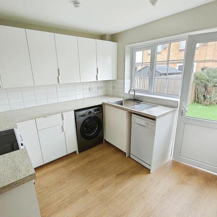 WOW! A fantastic house in a lovely location, with two double bedrooms and a nice garden it really is a rare opportunity! Call NOW to book your viewing! - Photo 1