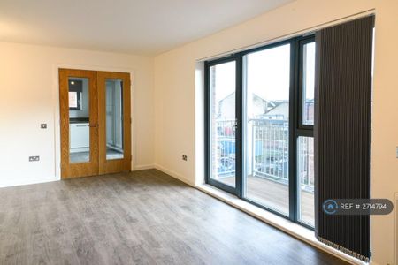 3 bedroom flat to rent - Photo 2