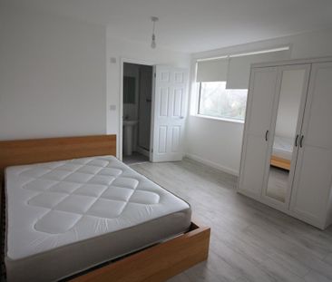 4 bedroom semi-detached house to rent - Photo 3