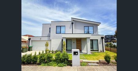 Stylish 4-Bedroom Townhouse in Prime Bentleigh East Location!!! - Photo 3