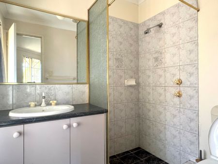 Low-Maintenance Lifestyle in Sought-After Halls Head. - Photo 5