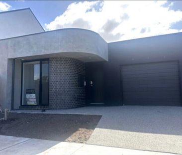 Cranbourne East - Photo 2