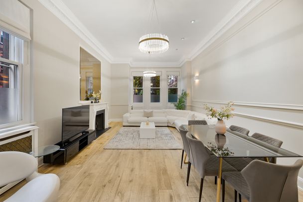 A spacious three-bedroom apartment set in Chelsea - Photo 1