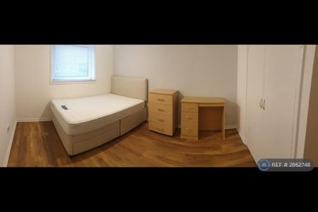 4 bedroom flat to rent - Photo 4