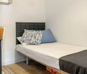 Double bed in Room in a shared 5-bedroom apartment for rent in Publ... - Photo 5