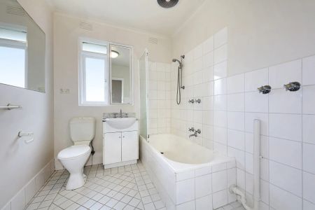 2 bedroom first floor apartment - Photo 4