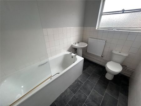 3 bedroom flat to rent - Photo 2