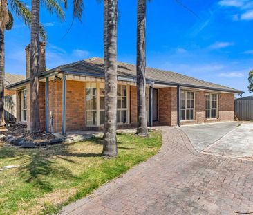 Gorgeous 3-Bedroom Family Home in Prime Location Cranbourne West - Photo 3