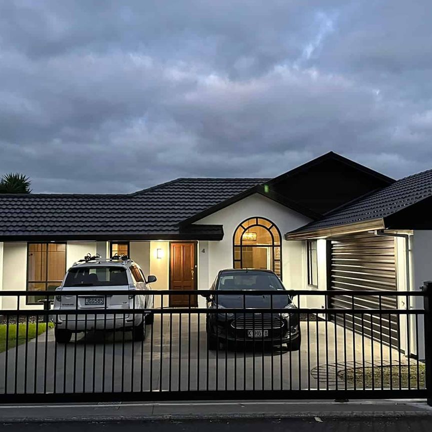 Spacious, Sun-Filled, Fully Fences Family Home - Photo 1