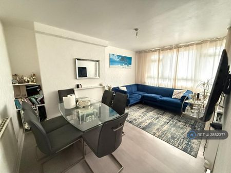 3 bedroom flat to rent - Photo 3